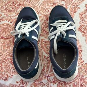 Women’s Vionics Tennis shoes size 10 good condition